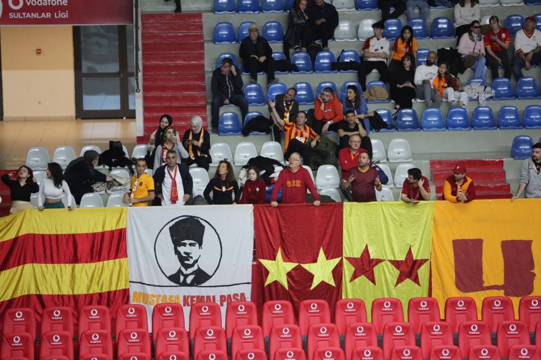 Galatasaray taraftarının çabası yetmedi. Sarı-kırmızılılar 3-1 mağlup oldu 49